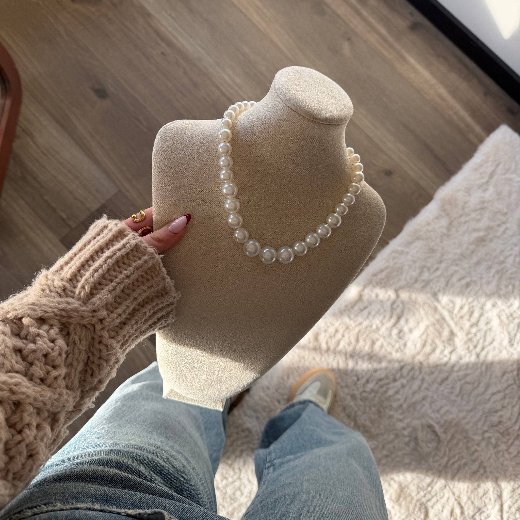 Glossy Pearl Necklace